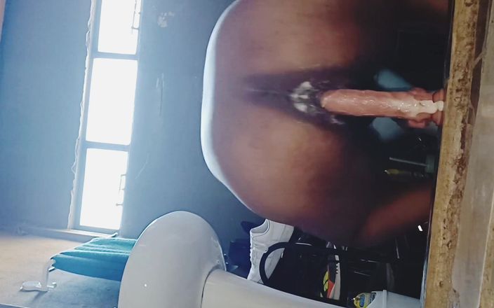 Assbooy: Büyük siyah göt dildoyla sikişiyor ve dölleme
