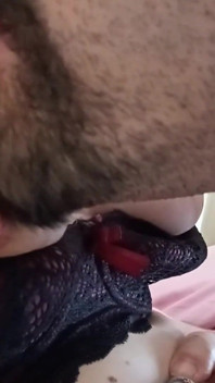 Leccare E Strofinare I Capezzoli Con La Barba
