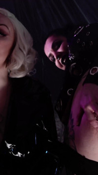 Fetiche por fumar - lésbica se masturbando lentamente com fumaça - Arya Grander e Dredda Dark