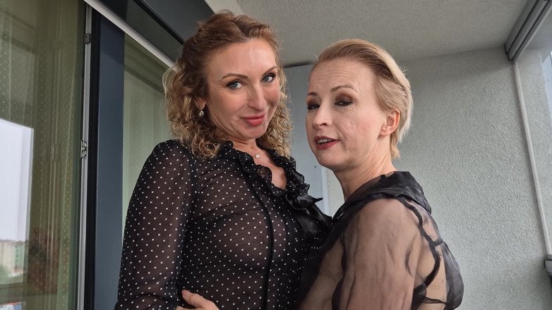 Wanilianna: Nyloned Lesbos in the Heat