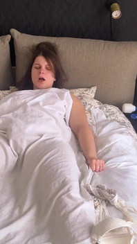 Solo en casa, coño masturbándose, jugar debajo de las sábanas