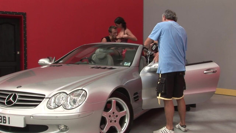 Ride Me In The Car: Tempat duduk belakang kereta VS. jalang belakang pentas