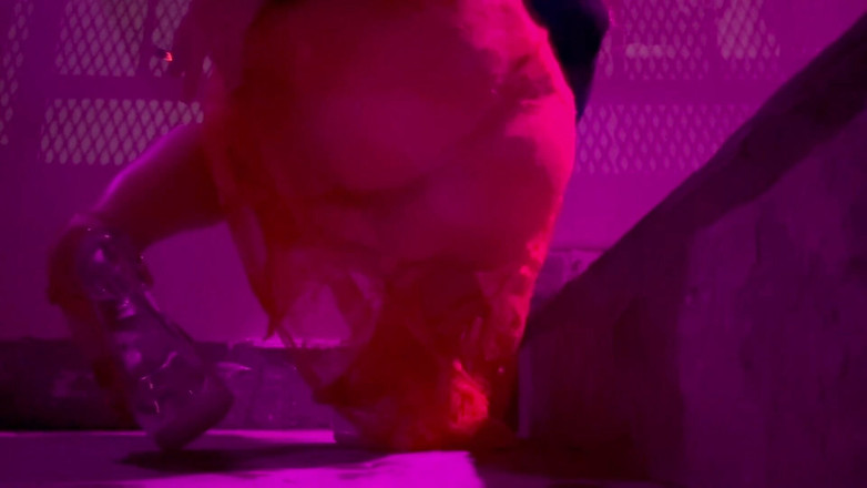 Artemisia Love: Artemisia liebt es, high heels im freien zu tragen und...