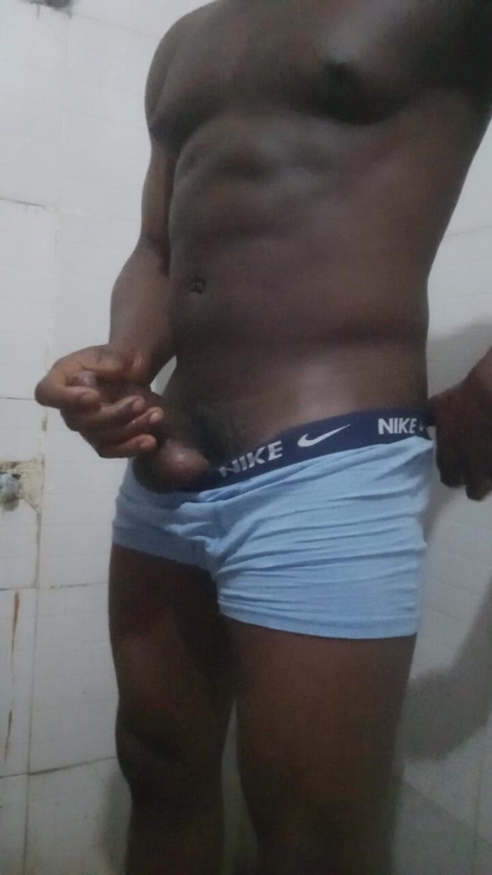 Enigmatic Buoy: Muscoloso nero nigeriano si masturba in bagno.