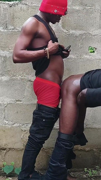 Diese schleimige taille in einem unfertigen gebäude gefickt