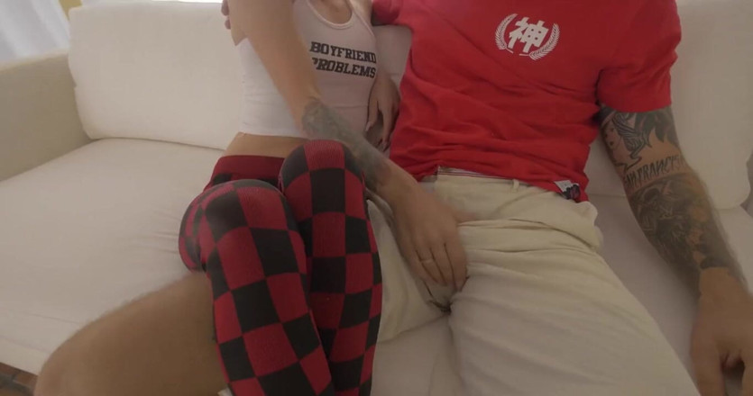 Hookup Hotshot: Bruneta minionă sexy Dallas Black este futută la întâlnire