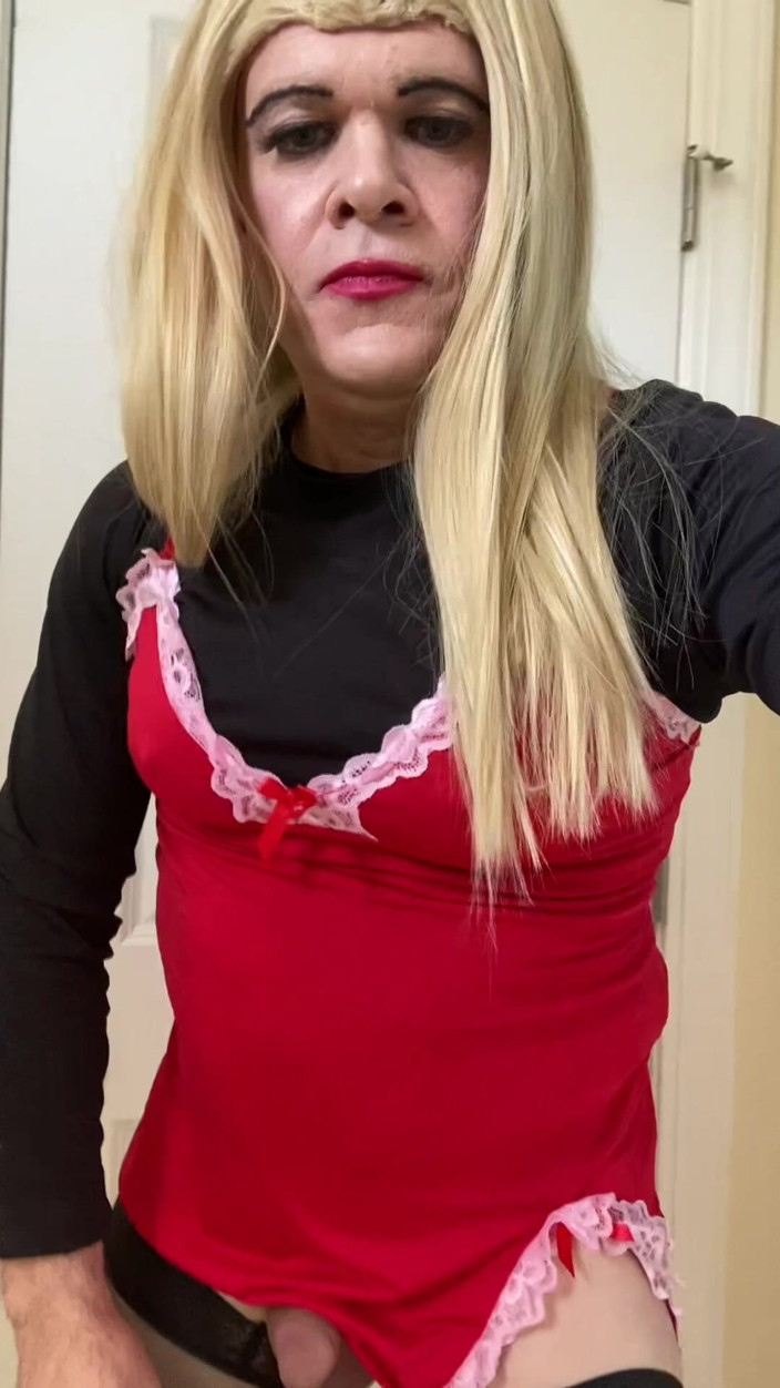 MadisonCD2025: Teil 1 Amateur-sissy-transvestiert in dessous, strümpfe, High Heels mit kleinem schwanz...