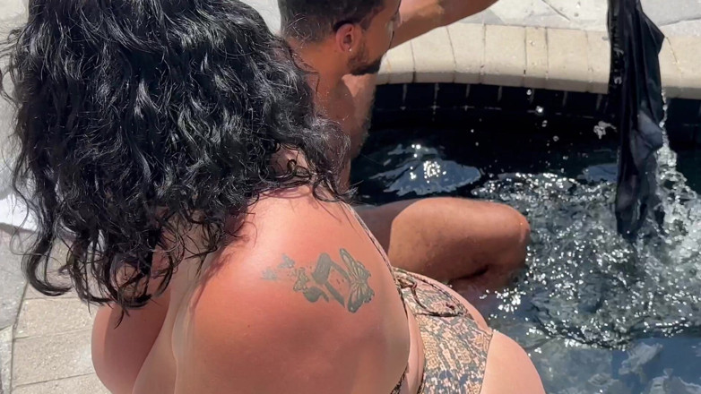 Josie Jaxxon: Bbw prende un cazzo mostruoso nel culo in piscina