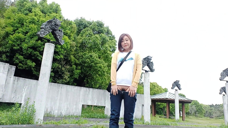 Mayumi Kanzaki: Outdoor Exposure in Ultra-low-rise Jeans
