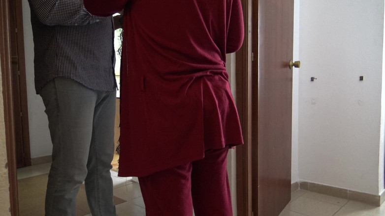 Stepmom Susan: Bini cuckold benarkan lelaki penghantar Amazon pancut ke dalam mulut...