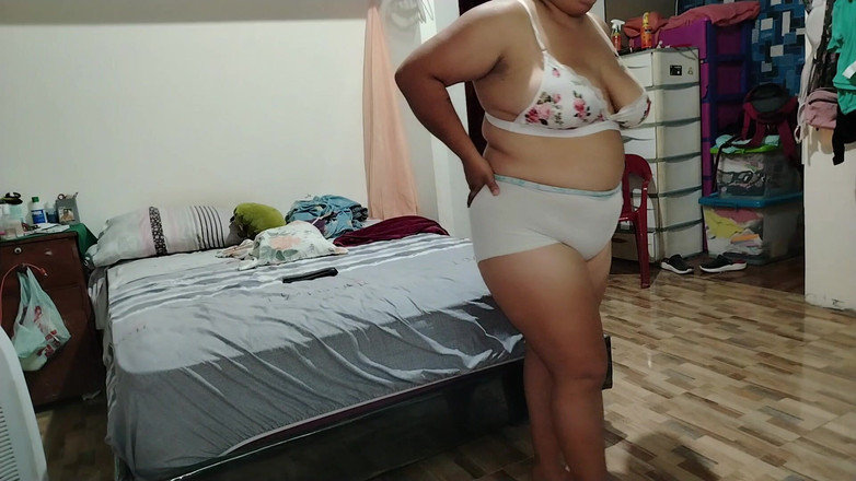 Stepmom_with_big_tits: Figliastro registra segretamente la sua matrigna che esce dal bagno...