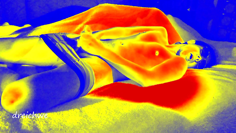 Dreichwe: Sexo Ardiente En La Cabina De Bronceado