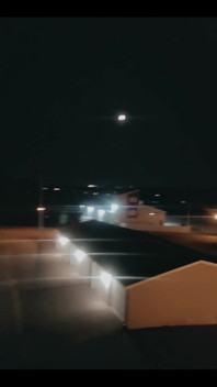 Brosser l’air pendant la nuit sur ma nudité est tellement exaltant