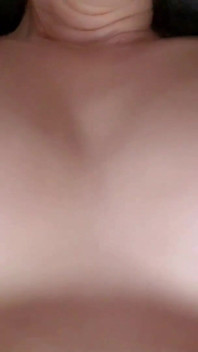 MILFka s velkými prsy masturbuje