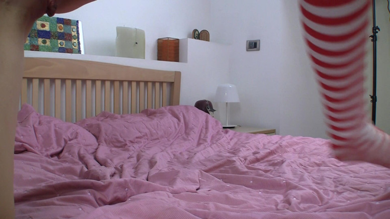 Dirty fantasy: Mijn roodharige stiefdochter ziet er zo sexy uit in kniekousen