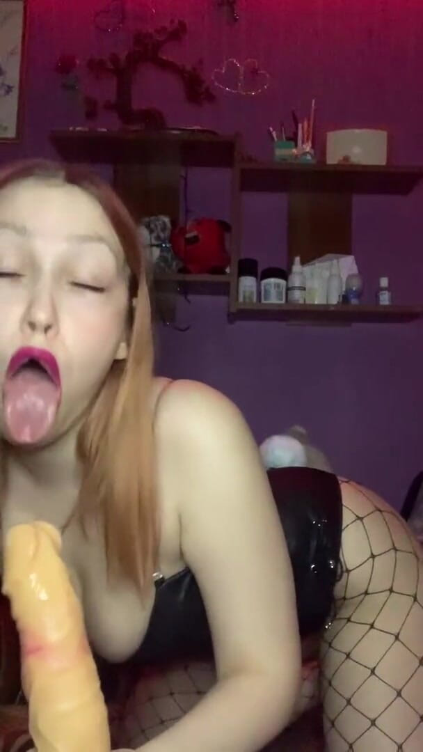 Your Sexy GF: Une belle salope vêtue de bas suce un gode et...