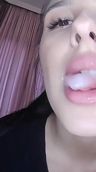 Cewek ini suka banget dicrot sperma setelah nyepong kondom pelan-pelan!