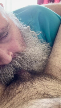 Un papi hobo suce une bite poilue.