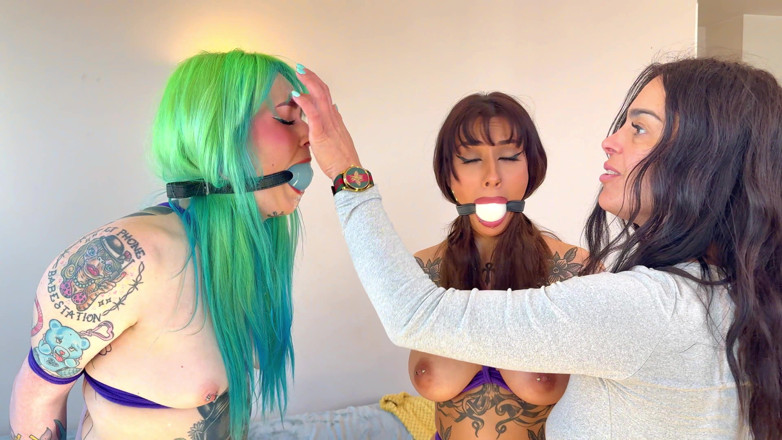 Latina Fetish: Külot koklayıcılı Zeena ve Mimi cezalandırılıyor, utançlarına bağlı (4k)
