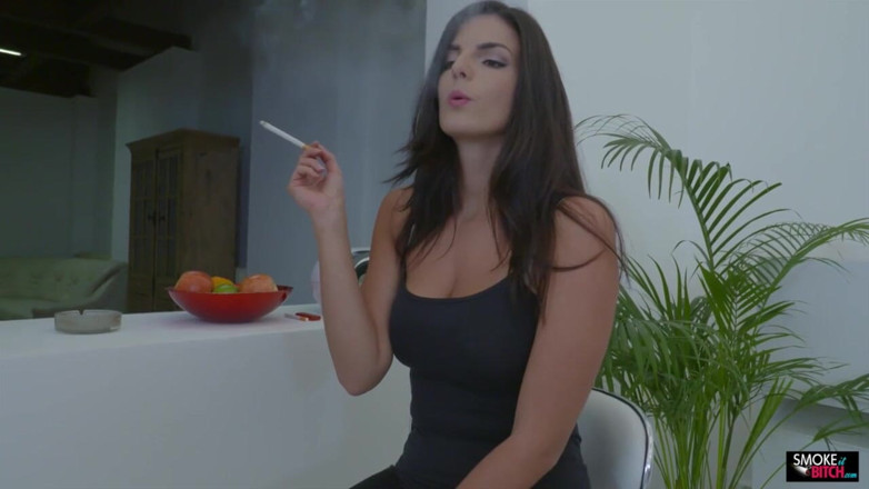 Smoke it bitch: Cynthia rookt haar sigaret en toont haar natuurlijke borsten