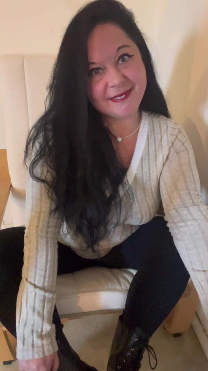 Maitresse Clara: ¡Llamo a tu mujer y le cuento todo!