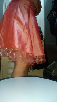 Crossdressing i spust noszenie dziewczyny satynowa impreza różowa sukienka mini