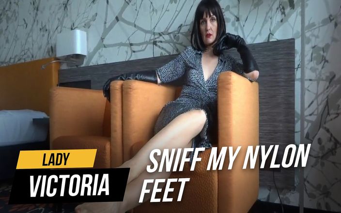 Lady Victoria Valente: Нюхай мои ступни в нейлоне и сперму в видео от первого лица