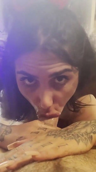 Peituda tatuada milf secretamente chupa ex-namorado