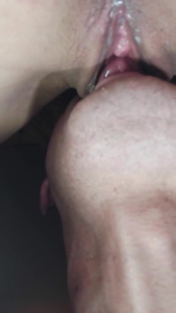 Wet Pussy Fuck: La figa rasata della teenager viene leccata molto da vicino...