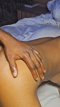 Memek sempit gadis remaja ini dientot habis-habisan sama kontol panjang sampai lubangnya menganga lebar