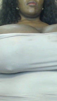 Ebony MILF sténá fetiš a škádlení vibrátorem