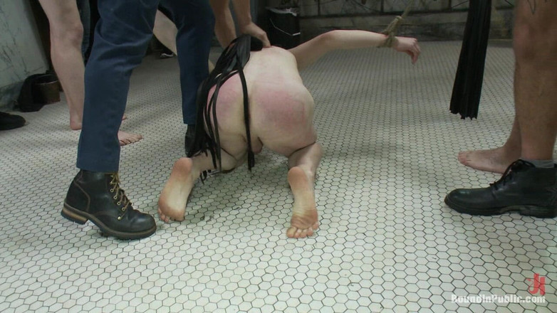 Bound in public: Jsem děvka... Potřebuji ptáka, sperma a bolest, pane.