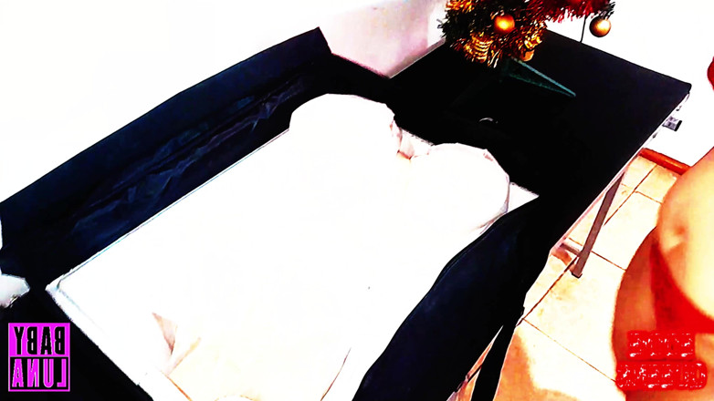 Babyluna939: Baby Claus me dá uma boneca sexual tentadora e eu...