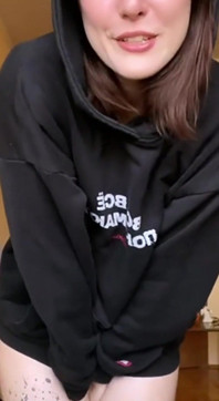 Mengusik awak dan pepek saya di hoodie