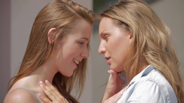 Lesbian Stories: Dua remaja lesbian seksi sedang berseronok di luar rumah