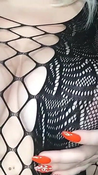 Bochtig meisje in leer en netty lingerie