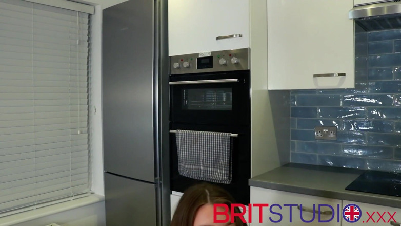 Brit Studio: Britse 18-jarige Olivia verwelkomt je thuis van het werk