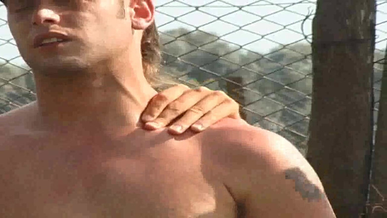 Straight fucking boy in uniform: Baisée par 2 militaires dans la nature
