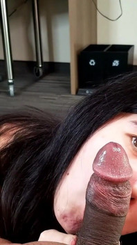 Chinesisches mädchen passt ihren kleinen mund um einen dicken schwarzen schwanz