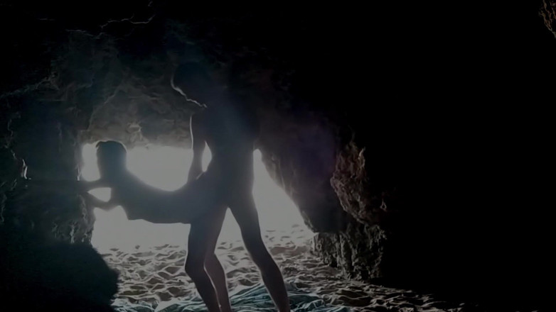 Magia Rosa: Couple recorded at the beach, inside the cave