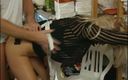 Vintage megastore: कामुक सुनहरे बालों वाली नौकरानी की रसोई में शेफ द्वारा कुत्ते शैली में चुदाई