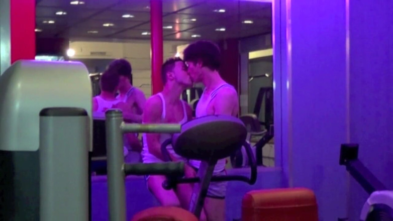 French dudes with big cocks: El twink Kevin culo dby claixte en la sauna