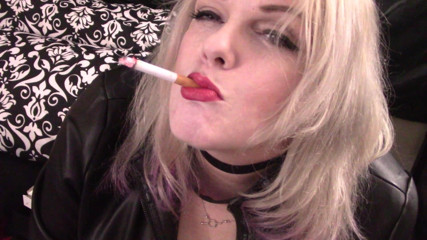 Smoke Temptress Annie Vox - Smoking Fetish: Marlboro laal land chusaee ka dhuaan