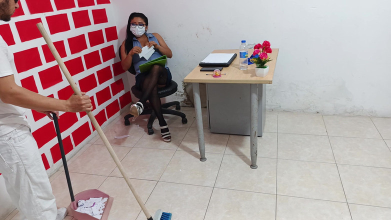 NEGRITA SEXY: Босс подчиняет своего сотрудника и в конечном итоге трахает его в офисе