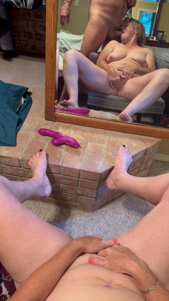 Bonewizzard69: Regina matură sexy se masturbează în oglindă cu jucărie și apoi își scurge...