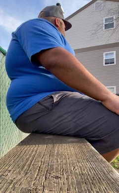 450lb grasso al parco, senza bugia non ho realizzato questa camicia cinque XL non ha coperto la sua pancia abbastanza all'aperto ma ho ancora guai