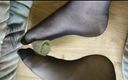 Carmen_Nylonjunge: Jeu de pieds en collants fins