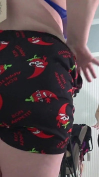 Wielkie cycki przymierzaj wiele nowych staników, duży tyłek zmienia majtki przed lustrem, zegarki aparatu. Zakrzywiona milf z odbijanymi cyckami.