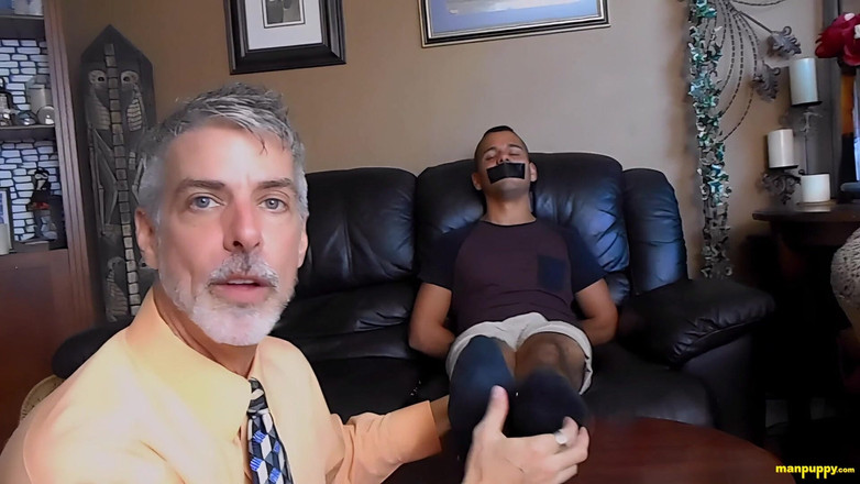 Man Puppy: Professor fazendo cócegas nos pés dos estudantes de intercâmbio