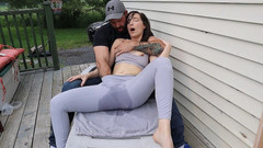 JessTonySquirts: Romantické venkovní stříkání v kalhotách na jógu - s Jess a...